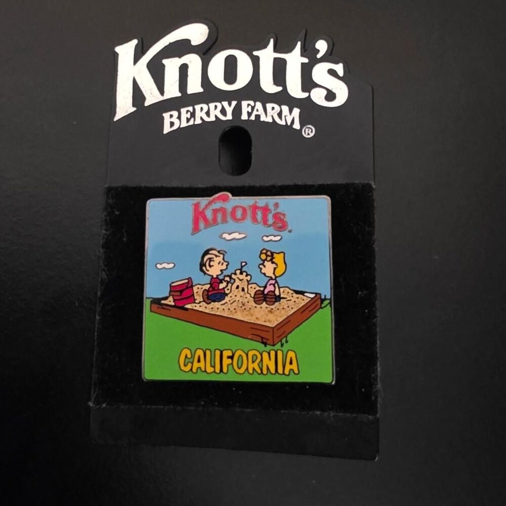 Knott's Berry Farm Snoopy California pin